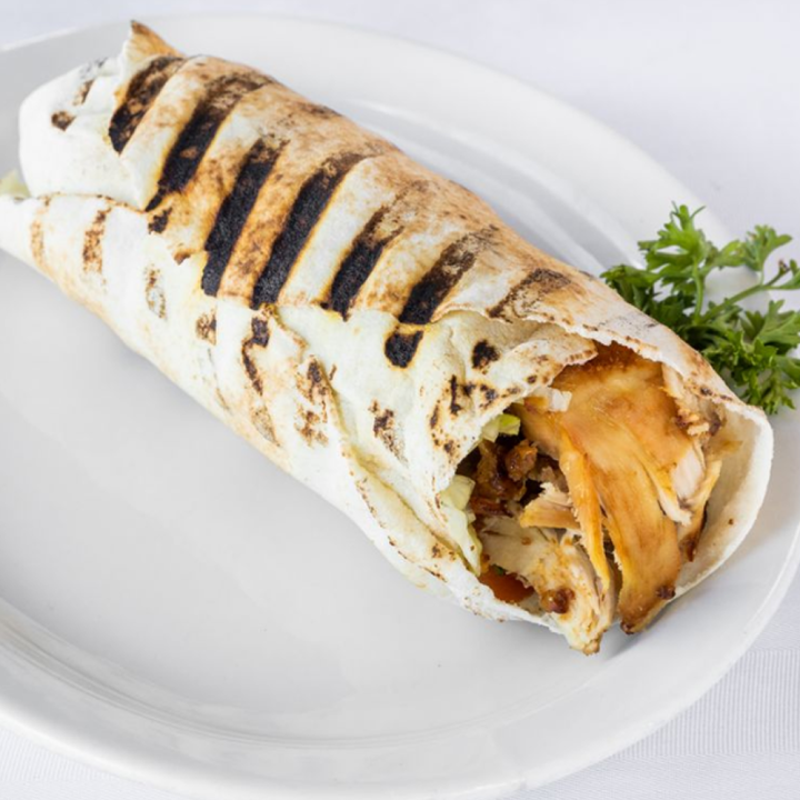 Nous préparons de délicieux shawarmas avec des ingrédients frais.